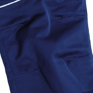 Taschen: 2 Seitentaschen in Jeansform, Tasche innen aus gleichem Stoff wie