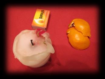 Forscherauftrag Nr. 7 Das Minifeuerwerk 1 Kerze 1 Feuerzeug 1 großes Stück Orangen- oder Mandarinenschale Achtung gefährlich!!! 1. Zünde die Kerze an.