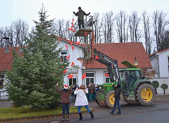 Daswollten je- doch die für das Aufstellen des Baumes zuständigen Mitglieder des Dorffestausschusses so nicht auf sich beruhen lassen.