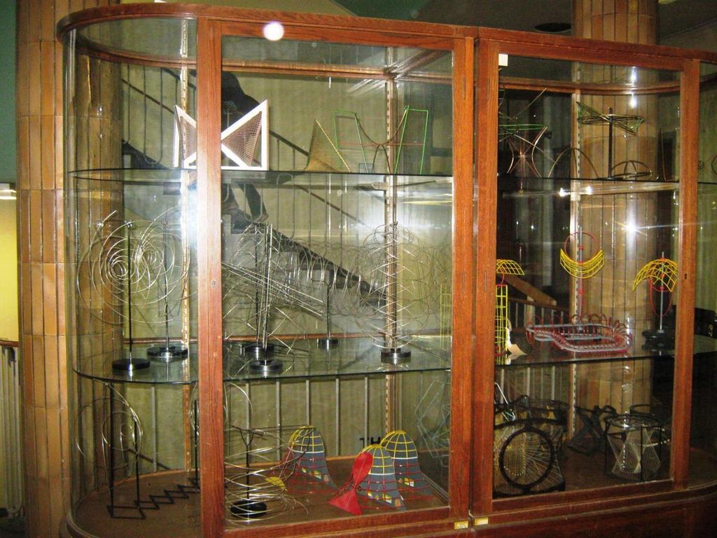 (3) Sammlung "Mathematische Modelle" Das Physik-Gebäude mit dem Treppenhaus aus den 1960er Jahren und das Hörsaalzentrum mit der quietschbunten Foyer-Bemalung von Michael Fischer-Art, der Blick
