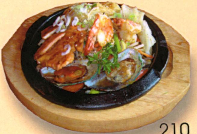 HAUPTSPEISEN (jeweils mit Reis) Teppan Yaki Japanische Grillgerichte 201 Sake Terriyaki süßlich 13,40 Gegrillter Lachs mit Gemüse und Terriyaki-Sauce [ A D F N ] 202 Maguro Terriyaki süßlich 13,40