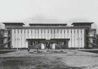Rückblende Das von Walter Gropius und seinem Partner Adolf Meyer entworfene Bürogebäude für die Musterfabrik auf der Werkbund- Ausstellung in Köln, 1914, mit seitlichen Treppenhäusern ganz aus Glas.