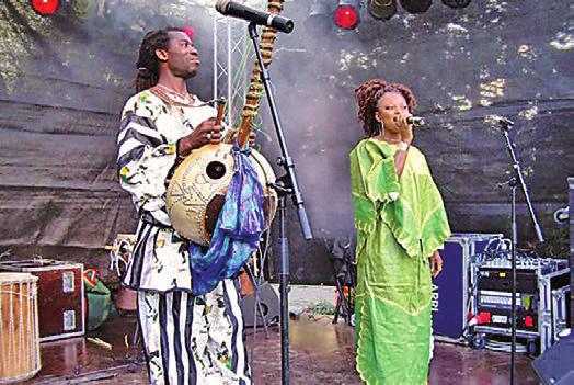 Der Kunstgriff bringt dank der Initiative der Trommelgruppe Impuls viel afrikanische Musik sowie zahlreiche afrikanische Spezialitäten in den Rushmoor-Park.