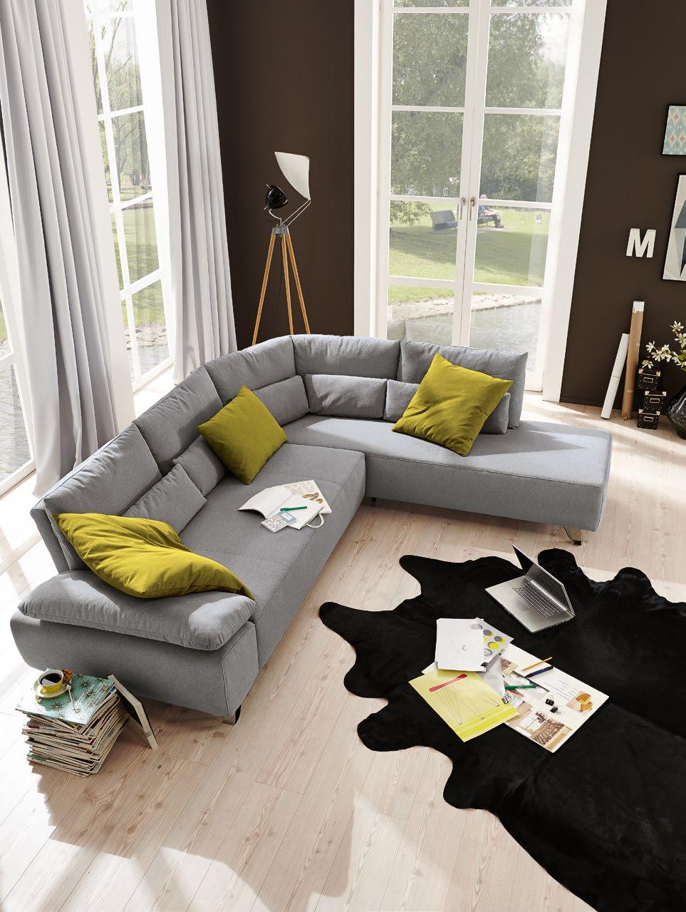 The comfortable, functional features and options for corner groups and sofas are always the same. Sofas 3-sitzig (02 XL), ca. B 256 cm, und 2,5-sitzig (02 M), ca.