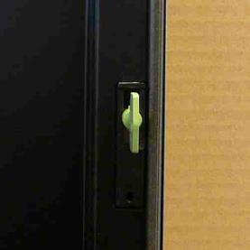 Überprüfen Sie die Funktion, indem Sie ein Testgetränk zubereiten. 5.6 Sicherheitsschlüssel einstecken Warnung: Der Automat ist nun eingeschaltet, während die Tür geöffnet ist.