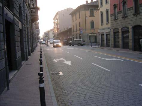Abb. 1a Abb. 1b Fotos des Straßenabschnittes der Via Borgo Pallazo in Bergamo (Italien) mit photokatalytisch wirksamen Betonpflastersteinen.