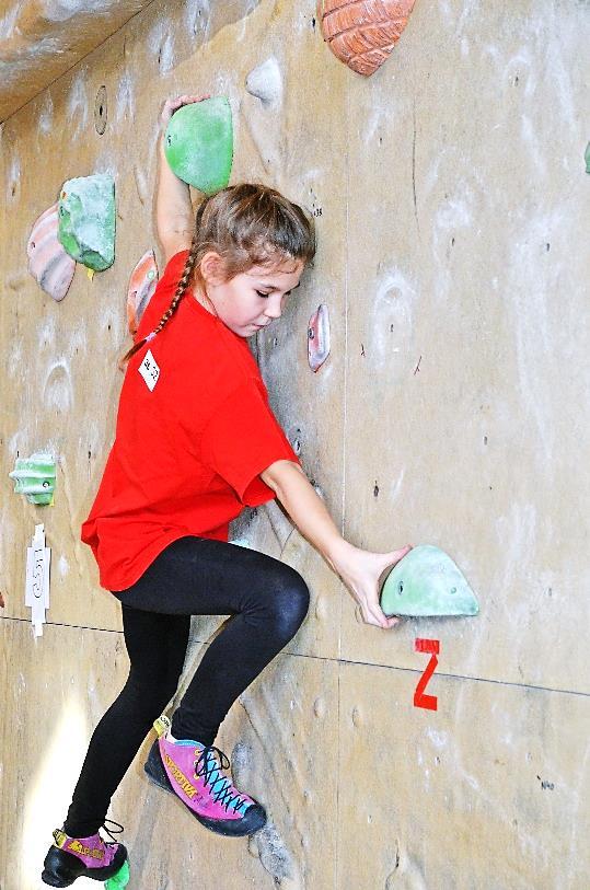 1 BOULDERN in der Schule Begriffsklärung: Bouldern = spielerischer Einstieg ins Klettern Bewegungserfahrung Bewegungstraining Klettern in Absprunghöhe (bis 1,7 m Fußhöhe Low Events bzw.