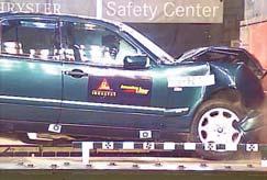 Der einzige relevante Standard, der Spezifikationen für das Verhalten der Frontscheibe im Falle eines Unfalles bestimmt, ist der US Federal Motor Vehicle Safety Standard FMVSS 212/208.