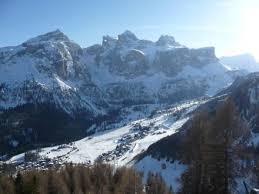 Mit dem Skibus geht es dann in nur 20 Minuten nach Pedraces zum Sessellift Sponata. Von hier aus kommt man dann in das für mich schönste Skigebiet der Alpen: Alta Badia.