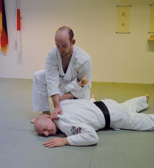 Gezeigt werden die Techniken von Kai Jacobi (4. Dan) sowie Benedikt Müksch (1. Dan) aus der Schule für Kampfkunst Wuppertal.