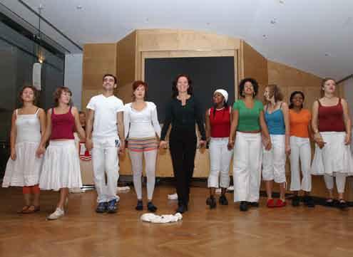56 FRIEDENSSTADT LINZ Das multikulturelle Theaterstück Playground der Performancegruppe theaternyx erhielt den Integrativen Jugendpreis 2006. (Fotos: KOMM) Prof. DDr.