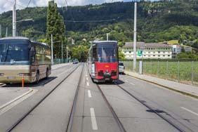Frage: 8, 86 Frage: 86, 86 Frage: 00, 002 Die Straßenbahn fährt mit etwa 20 km/h. Am rechten Fahrbahnrand sind Fahrzeuge abgestellt. Dürfen Sie hier links überholen?