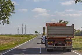 Ich überhole die Radfahrerin nicht, weil der Seitenabstand zu gering wäre Ich überhole die Radfahrerin, weil der Seitenabstand ausreicht Ich überhole die Radfahrerin nicht, weil ich wegen des