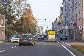 Ich werde versuchen, im Reißverschlusssystem den Fahrstreifen zu wechseln Ich werde hinter dem LKW anhalten und dessen Lenker durch hupen auffordern, weiterzufahren Ich werde anhalten, weil das