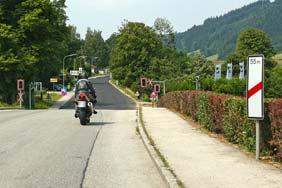 eine möglichst dunkle, matte Farbe wählen Sie wollen sich zum Mopedfahren einen Sturzhelm kaufen. Was muss ein geeigneter Sturzhelm unbedingt aufweisen?