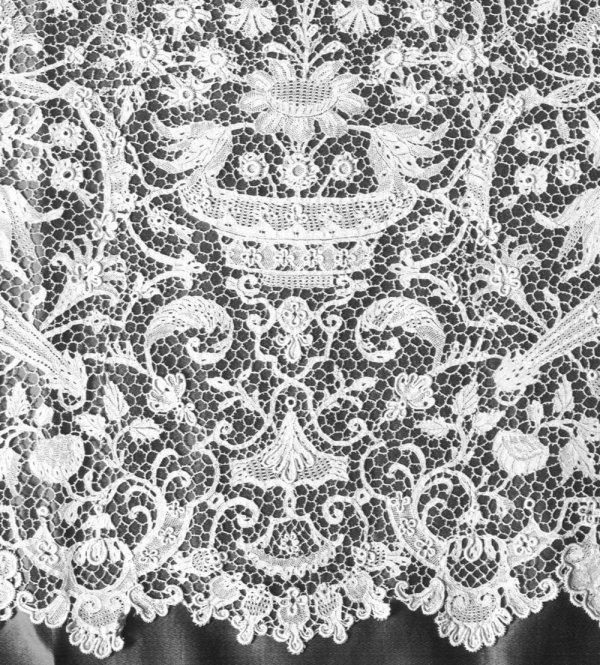 KAPITEL 3. SPITZE, UNENTBEHRLICH - ENTBEHRLICH 91 Abbildung 3.6: Point de France, Nadelspitze, Volant. Frankreich, königliche Manufaktur (?), vielleicht Alençon, 1675-1685. Leinen, 38 x 360 cm.