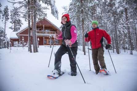 Sie werden bei einer Schneeschuhtour und einer Tour auf den Skiern das verschneite finnische Lappland erkunden.