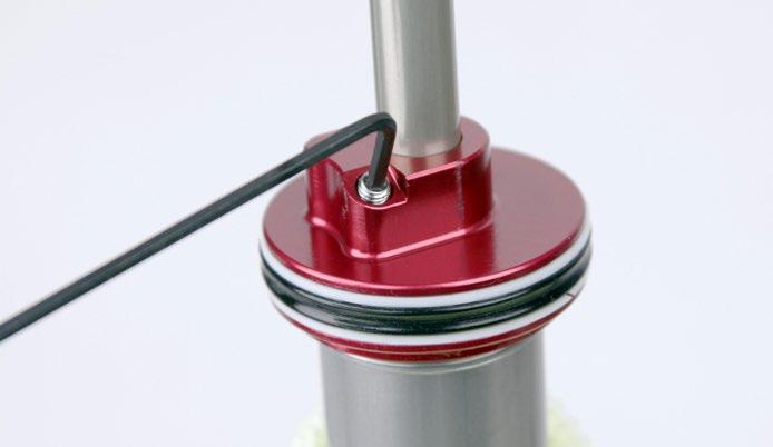 7 Schrauben Sie die Entlüftungsschraube mit einem 2-mm-Inbusschlüssel in die Entlüftungsöffnung, bis Sie spüren, dass sie an die Druckkugel stößt.