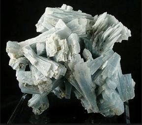Anhydrit ist ein natürliches Material. Als Rohstoffe für die Herstellung dient der natürliche Anhydritstein. Dieser besteht aus kristallwasserfreiem Calciumsulfat und ist chemisch mit Gips verwandt.