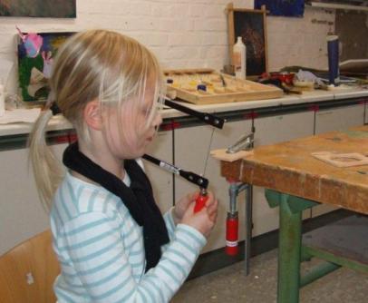 Werken mit Holz Seit dem letzten Schuljahr gibt es an unserer Schule eine Werken- Gruppe. Da die räumlichen Gegebenheiten begrenzt sind, können immer nur maximal fünf Kinder teilnehmen.