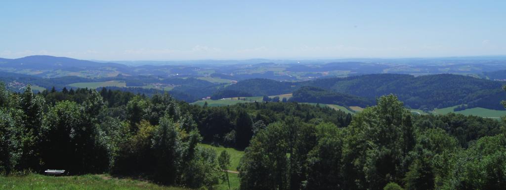6 7 FREIZEIT UND UMGEBUNG Inmitten der idyllischen Landschaft des Bayerischen Waldes - dem größten, geschützten Waldgebiet Mitteleuropas - liegt die KLINIK BAVARIA Freyung.