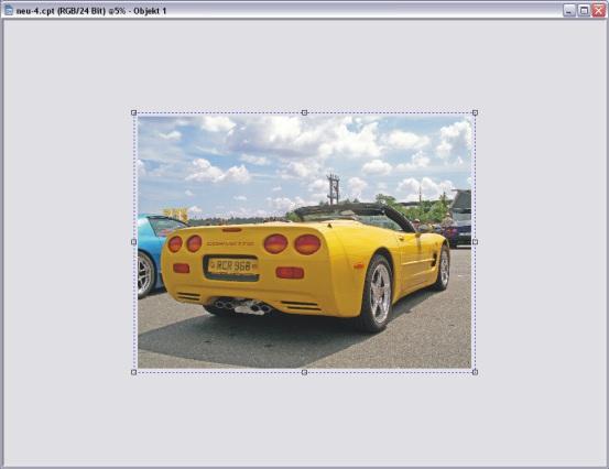 Das eingefügte Foto mit Markierungsrahmen in der leeren Zieldatei Anschließend klicken Sie auf die Titelleiste des Fotos mit dem Sportwagen und kopieren es mit den Strg+C-Tasten in die Zwischenablage.