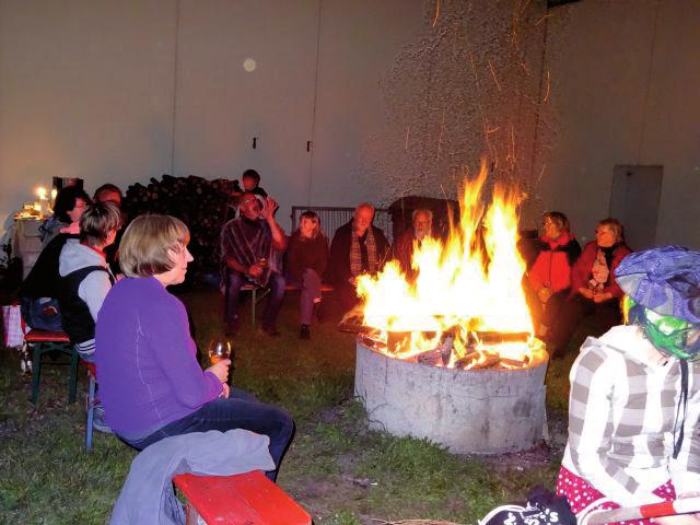 Bei Lagerfeuer und Grillspezialitäten von der freilaufenden Hällisch schwabischen Landsau der Metzgerei Wollmann, war es trotz kühlem Wetter ein schöner lustiger Abend für die Teilnehmer.