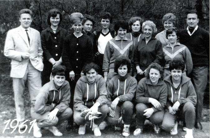 Damals war s Unsere Powergirls einst Frauenhandball hat in unserem Verein schon eine lange Tradition. Bereits kurz nach dem Krieg bildete sich eine erste Damenmannschaft. G. Fitz, M. Heynitz, E.