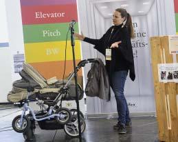 Karin Hildenbrand, die aus Sigmaringen stammt, hat eine Halterung entwickelt, die seitlich an einem Kinderwagen angebracht werden kann und zum Transport eines Laufrades dient.