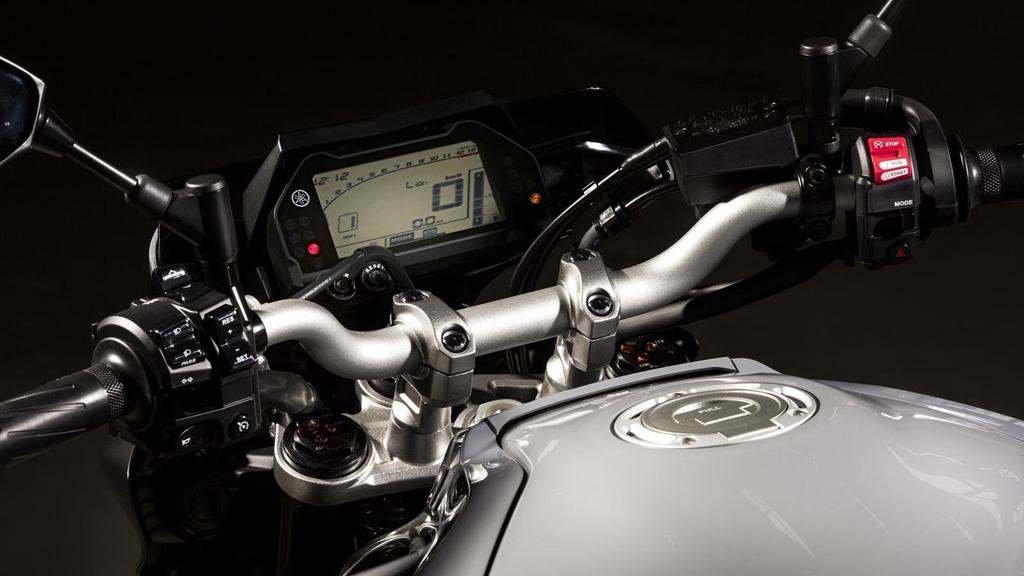 Damit man sich auf unterschiedliche Fahrbedingungen einstellen kann, bietet das Yamaha D-MODE-System drei verschiedene Motor-Mappings und über die 12-V-Gleichstromsteckdose kann diverses