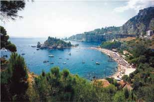 Siziliens, oberhalb der Naxos Bucht. Von vielen Punkten der Stadt bieten sich spektakuläre Blicke auf das Mittelmeer und das Vulkanmassiv des Ätna.