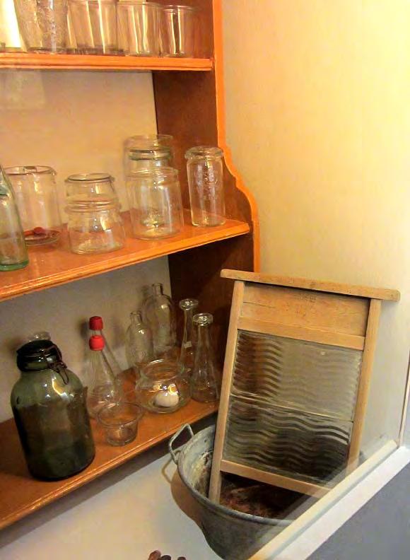 2011-3/326 Glas- und Heimatmuseum Warndt, Völklingen-Ludweiler Waschbrett mit Einsatz aus Pressglas, gewellte Rillen im