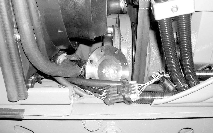 Vorderachsbock unter den Kühler legen; Lay short cardan shaft piece (8 A) at motor into the support of front axle beneath the cooler; 4.