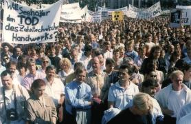 32 33 Eindrucksvolles Beispiel für die Mobilmachung des Zahntechniker- Handwerks gegen die Seehofer- Sparpläne war die Großdemo vom 11. September 1992 in Bonn. 20.