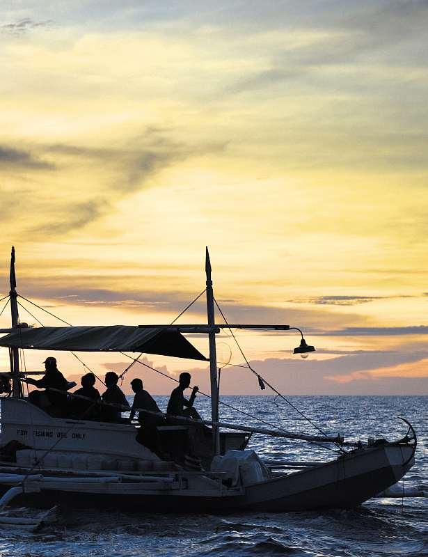 Wenn die Sonne über dem chinesischen Meer untergeht, beginnt die Arbeit der Thunfisch-Fänger, die mit ihren
