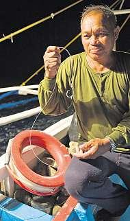 TEXT: THOMAS COMPAGNO FOTOS: YANNICK ANDREA Acht Leinen hängen über den Auslegern des Fischerbootes.
