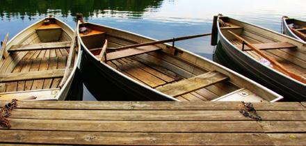 bootbauer Jeder weiß, dass Holz auf dem Wasser schwimmt. Schon in frühester Zeit, als es noch keine anderen Materialien als Holz gab, wurden Ruderboote aber auch große Segelschiffe aus Holz erbaut.