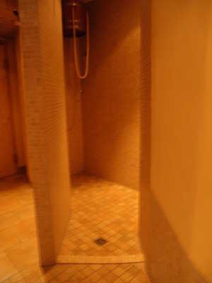 WC WC Unisex Tiefe des WC-Beckens: 57 cm Bewegungsfläche links neben dem WC - Breite: 6 cm Bewegungsfläche links neben dem WC - Tiefe: 57 cm Bewegungsfläche rechts neben dem WC - Breite: 14 cm