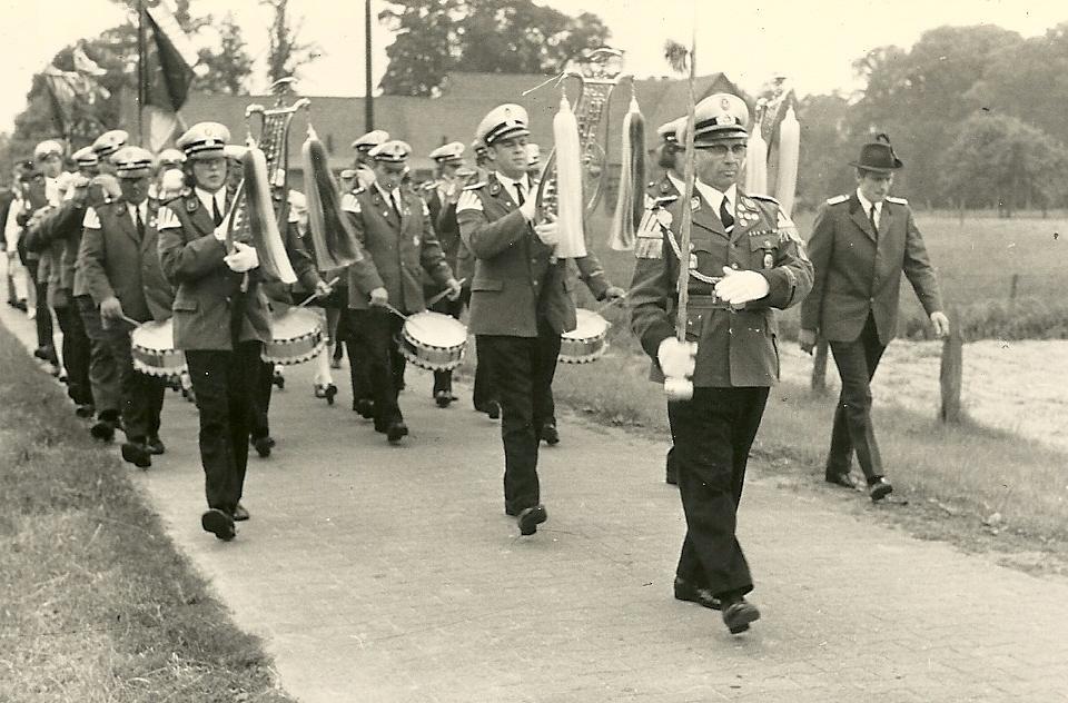 Abb.2 Das erste Bild des Spielmannszuges 1963 (noch ohne Uniform, mit den Instrumenten: Trommeln, Becken, Pauke, Flöten (damals aus Bakelit), Lyra bzw. Glockenspiel): Reinhard Hinz, Rüdiger Burdorf,.