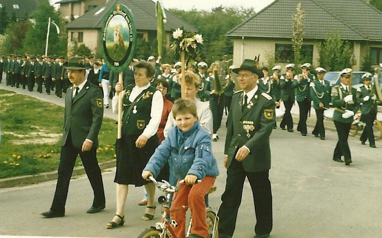 Abb. 10 Schützenfest Asendorf 1986: Heiner Gießel, Thea Böhsl, Petra Reinecke, Hans Tell Abb.