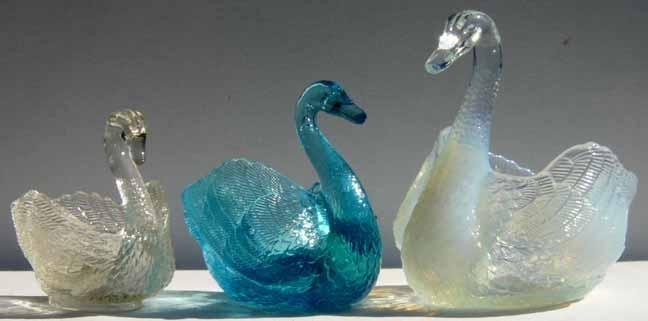 Abb. 2005-3/585 Drei Schwäne als Vasen blaßrosa Pressglas, H 8,2 cm, L 9,5 cm, B 6,2 cm, Sammlung Geiselberger PG-622, Meisenthal, um 1900 blaues Pressglas, H 9,5 cm, L 11 cm, B 7,5 cm, Sammlung
