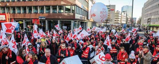 nds 2-2017 27 Köln: Demo legt Hauptverkehrsstraße lahm Die Streikenden legten mit einem langen Demonstrationszug vorübergehend den