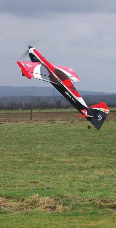 Powerrollen und Powerrollenlooping sind ein Augenschmaus und der Rumpf hält dabei gut die Nase oben. Auch die Torque-Rolle ist eine leichte Übung, ist der Wind allerdings etwas stärker (über 3 Bft.