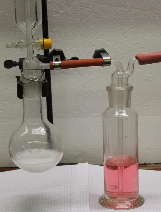 Nun kann die Schwefelsäure vorsichtig und tropfenweise auf das Natriumchlorid gegeben werden. Abbildung 3 Versuch bevor konzentrierte Schwefelsäure auf das feste Natriumchlorid gegeben wird.