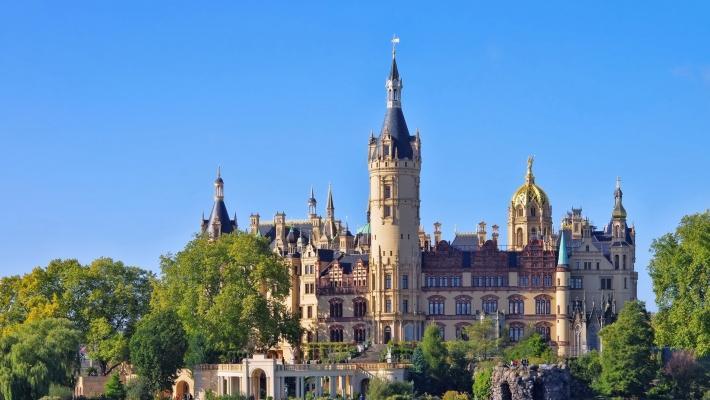 Schlosshotel Schwerin (24.9 km) Schwerin liegt wunderschön in einer malerischen Umgebung - mit den Seen mitten in der Stadt, die von Wäldern umrahmt ist.