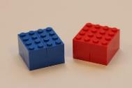Spielfeldobjekte Es gibt insgesamt 8 LEGO-Blöcke, 4 blaue und 4 rote. Die roten LEGO-Blöcke repräsentieren Forscher, die blauen sind Besucher.