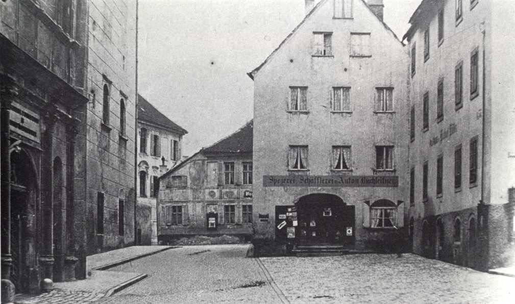 -- Residenzstraße 61-105 131 (alt) Gemarkung Neuburg a. d. Donau Ehem. Delagerahaus Nicht in der Denkmalliste enthalten, da nach 1904 abgebrochen (heute Straßenfläche, bzw.