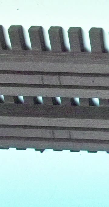 Pfeiler + Brückensegment Markierungen zur Pfeiler-Montage Auf der Unterseite des Brückensegments sind kleine Anschläge zum Positionieren der fertigen Pfeiler.