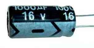 Der Draht von S+ zum Lautsprechern ist sicherheitshalber zu isolieren (Bild 4). damit keine Berührung mit dem darüber liegenden Kondensator entstehen kann.