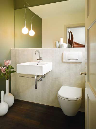 8 Ein grosser Spiegel und zeitgemässe Sanitärkeramik lassen das Gäste-WC grosszügig und modern erscheinen.